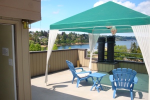Sunny roof-top deck with wet bar - a great place to watch the SeaFair hydro races!